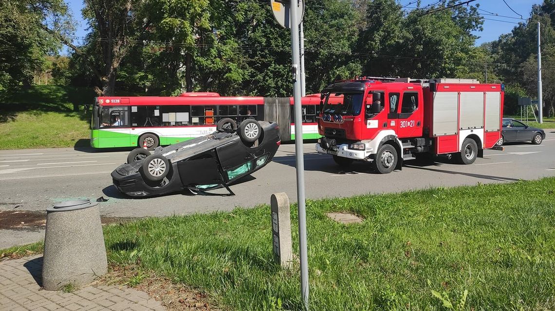 Dachowanie VW na Filaretów. Zakrwawiony kierowca w dresie uciekł