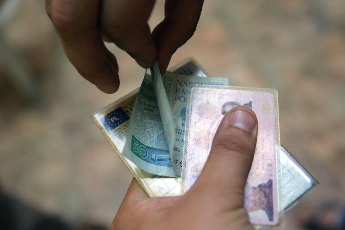 Dał policjantom 700 zł łapówki, chociaż nic nie zrobił