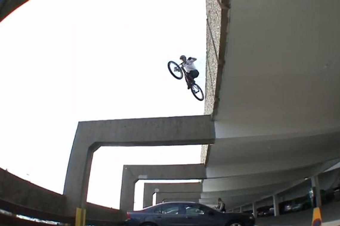 Danny MacAskill to rowerowy akrobata. Obejrzały go miliony (wideo)