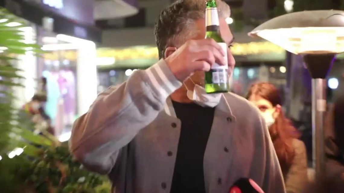 Darmowe piwo i zastrzyk przeciw COVID-19. Bar w stolicy Izraela przyłączył się do akcji szczepień Darmowe piwo i zastrzyk przeciw COVID-19. Bar w stolicy Izraela przyłączył się do akcji szczepień