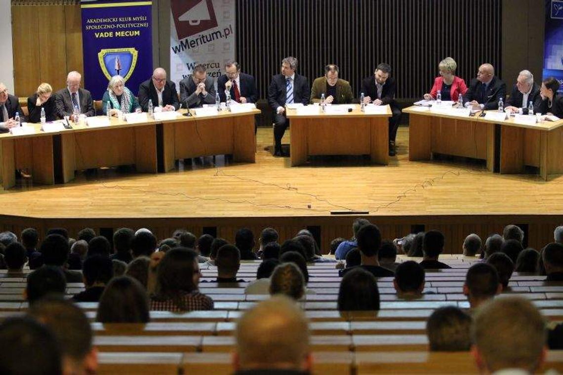 Debata z językiem angielskim w tle