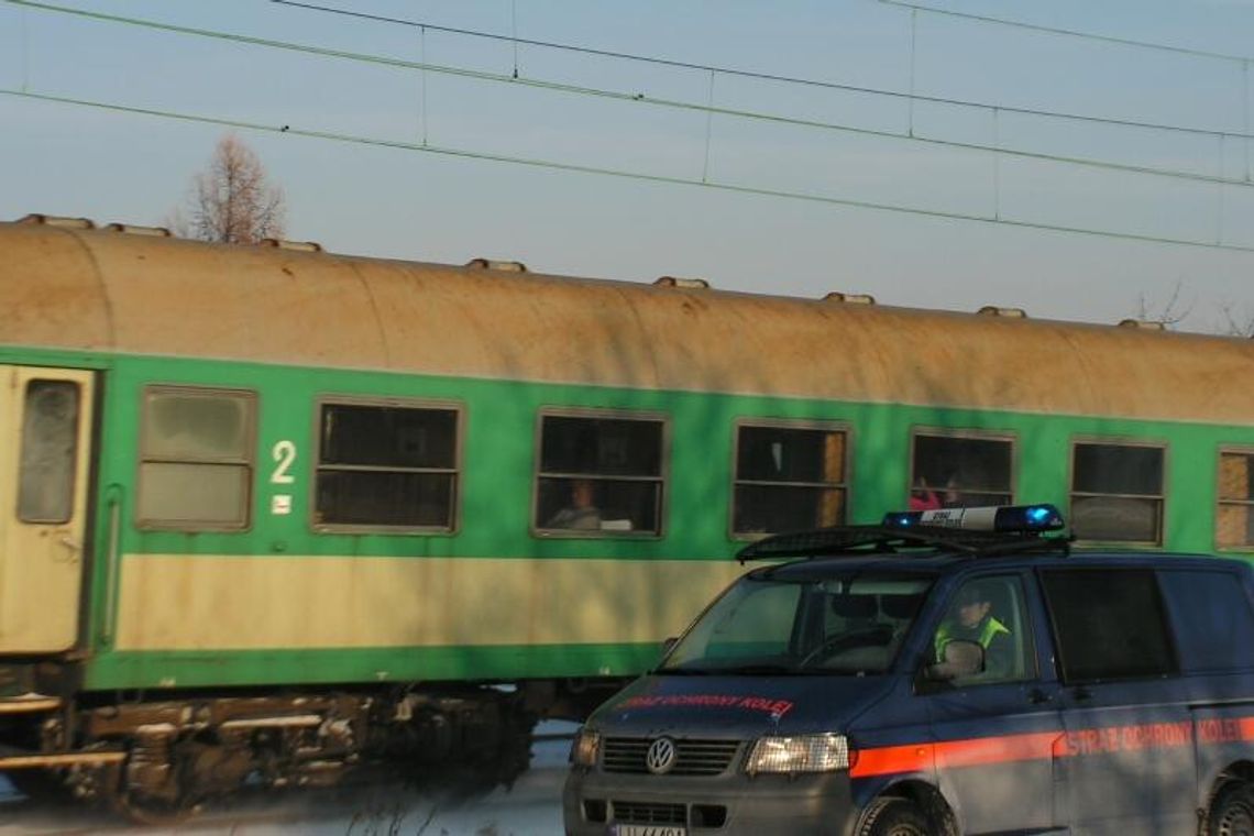 Dęblin: Machał nożem i krzyczał na pasażerkę pociągu