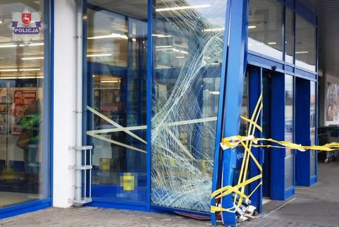 Dęblin: Wjechał samochodem w Lidla