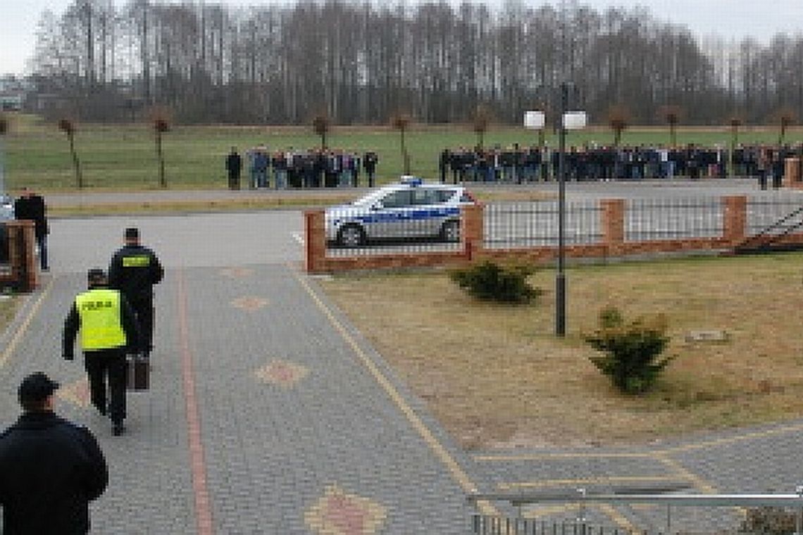 Dębowa Kłoda: Bomba w szkole!? To tylko ćwiczenia Dębowa Kłoda: Bomba w szkole!? To tylko ćwiczenia