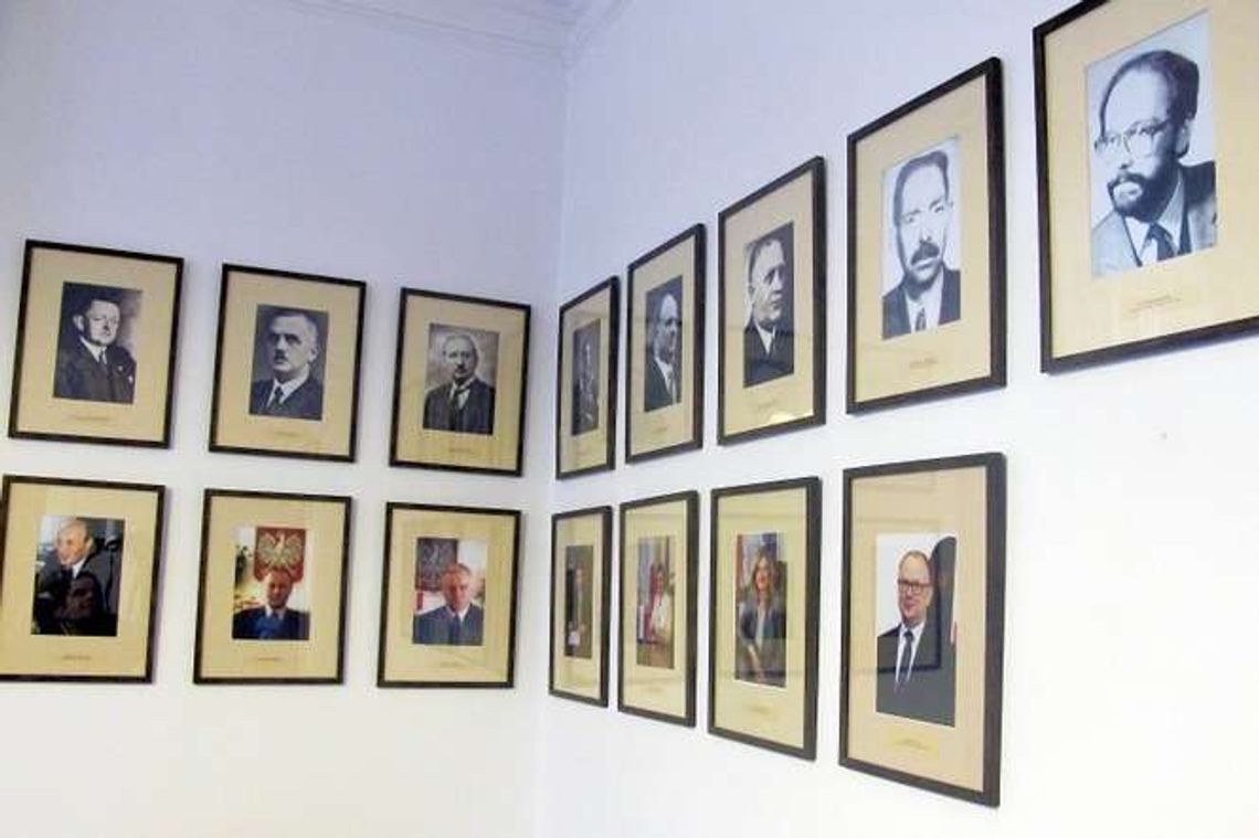 Dekomunizacja u wojewody. Flagę Unii Europejskiej wyprowadzić!