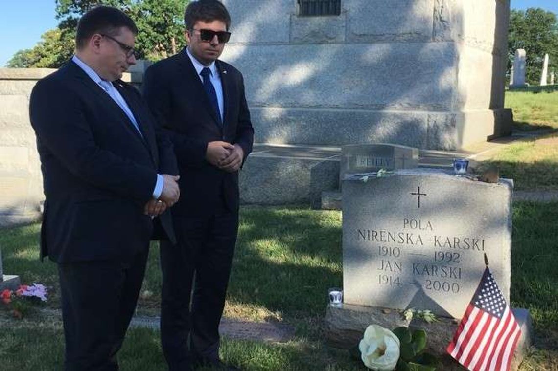 Delegacja „Lotu” na grobie Jana Karskiego