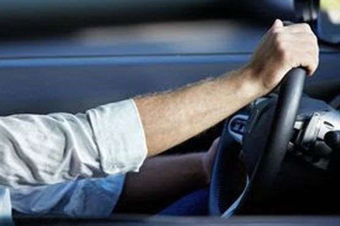 Demolka na parkingu. Pijany próbował wyjechać spod lokalu