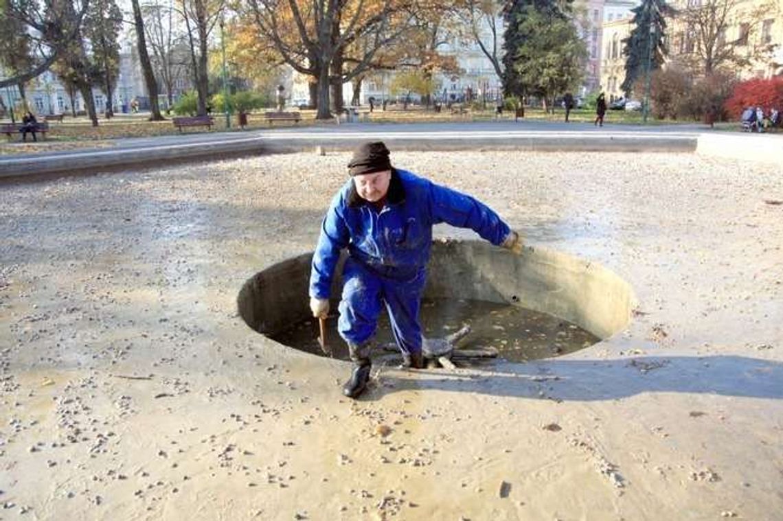 Demontaż fontanny na placu Litewskim (zdjęcia) Demontaż fontanny na placu Litewskim (zdjęcia)