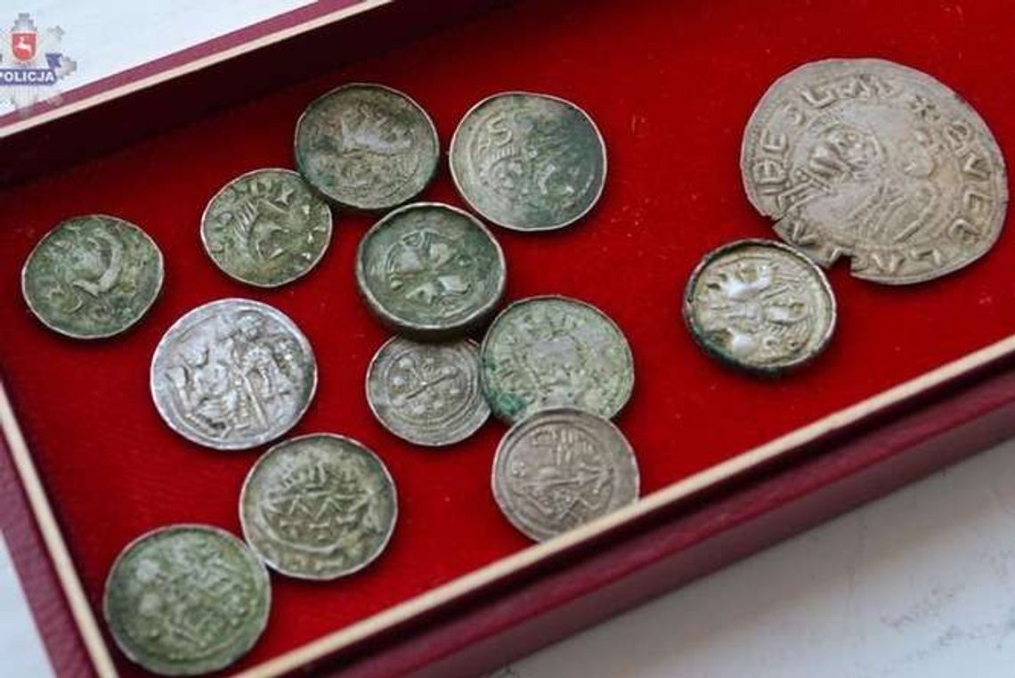 Denary z wizerunkiem Bolesława Śmiałego znalezione w mieszkaniu w Puławach