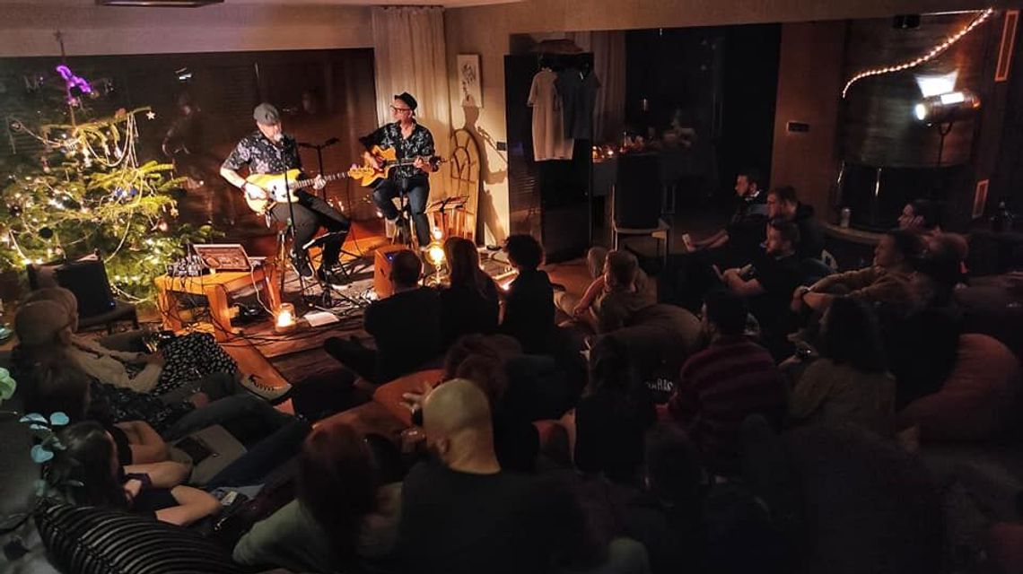 Deriglasoff i Nawrocki w trasie koncertowej po mieszkaniach. Koncert pod Radzyniem Podlaskim