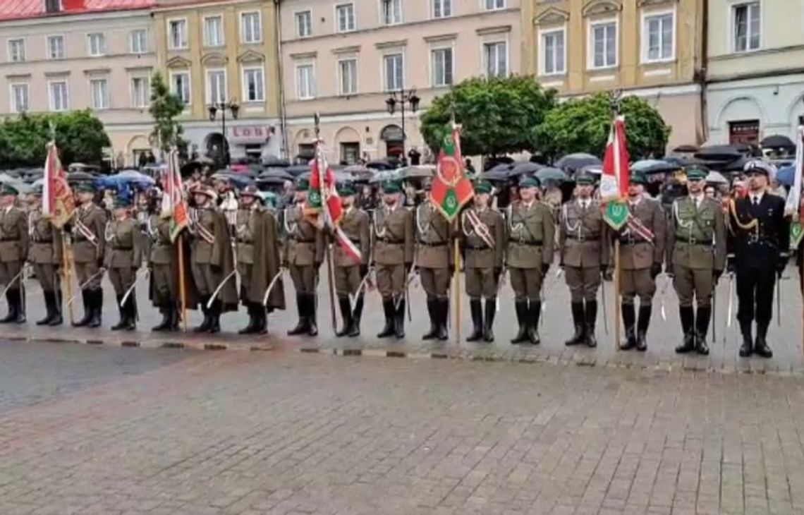 Funkcjonariusze Straży Granicznej podczas centralnych obchodów 35-lecia formacji na Placu Zamkowym w Lublinie. Mimo deszczowej pogody w uroczystościach uczestniczyły setki osób, a ponad 300 funkcjonariuszy otrzymało pierwszy stopień oficerski.