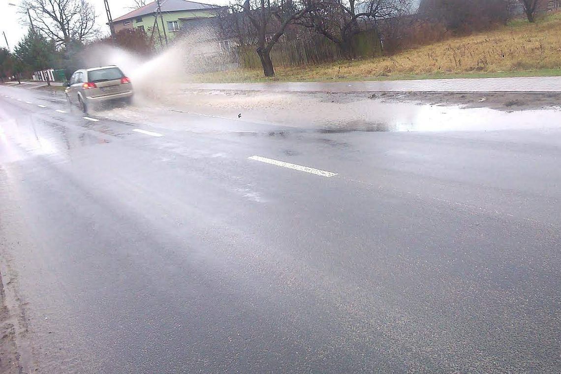 Deszcz obnażył fuszerkę na niedawno wyremontowanej drodze