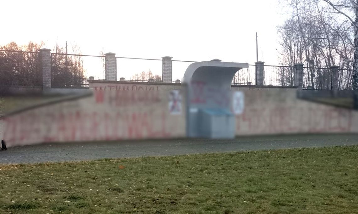 Dewastacja Ściany Pamięci w Biłgoraju. Sprawca usłyszał zarzuty