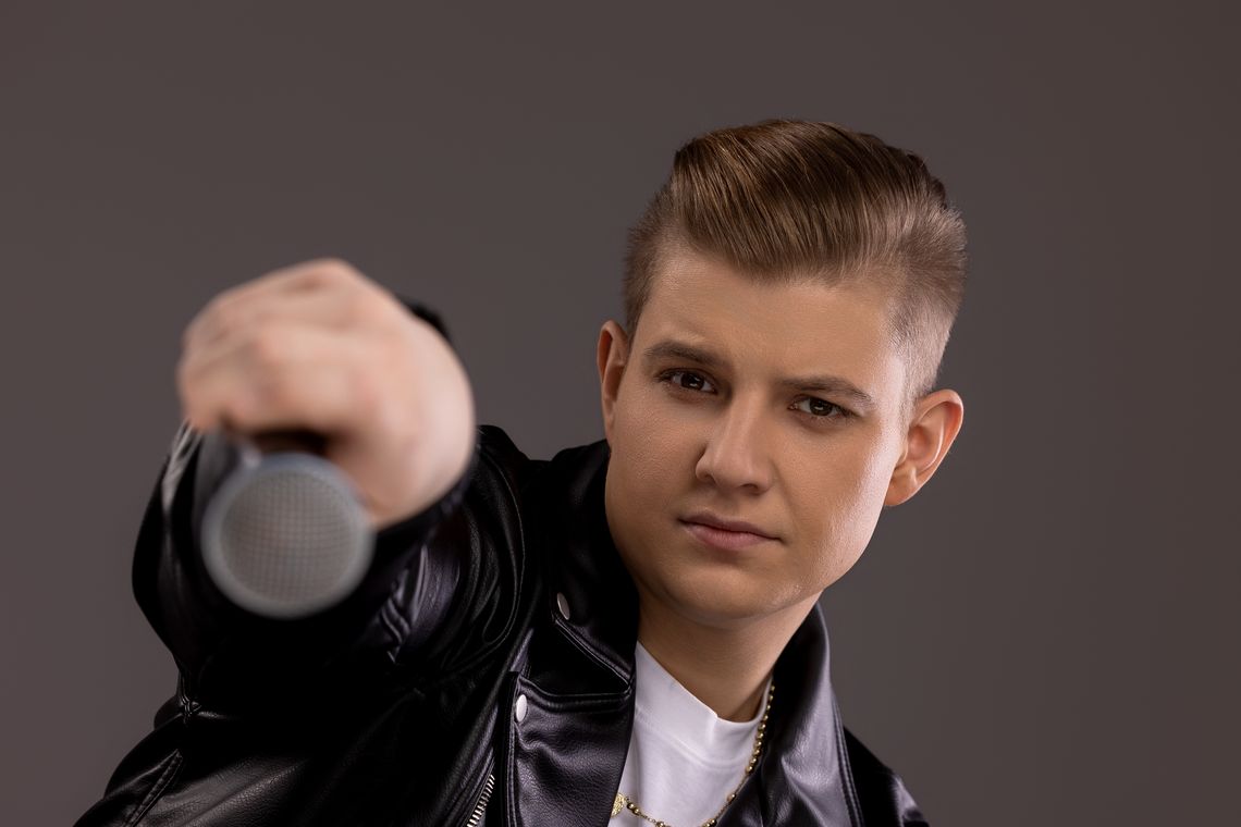 Lider zespołu Prezydent z mikrofonem