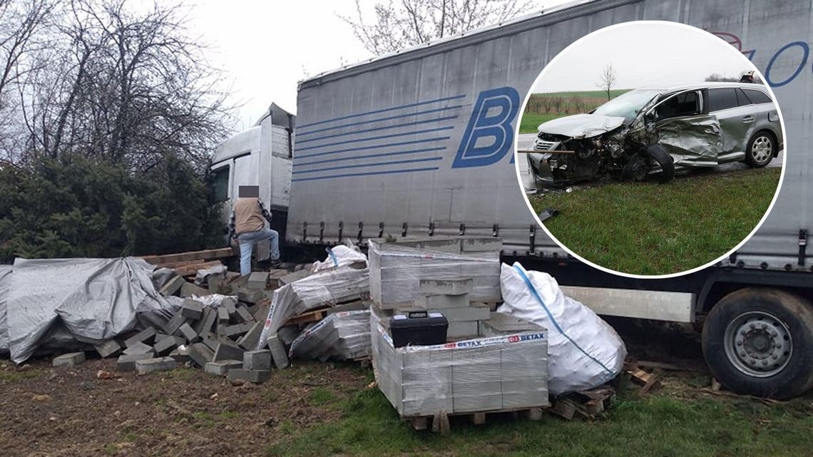 DK19: Kierowca tira chciał uniknąć czołowego zderzenia. Wjechał w posesję [zdjęcia]