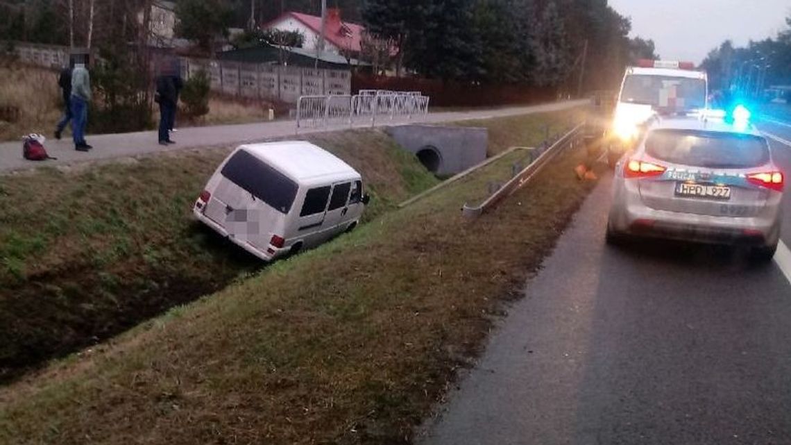 DK19: Zwierzę wybiegło na drogę. Bus wpadł do rowu