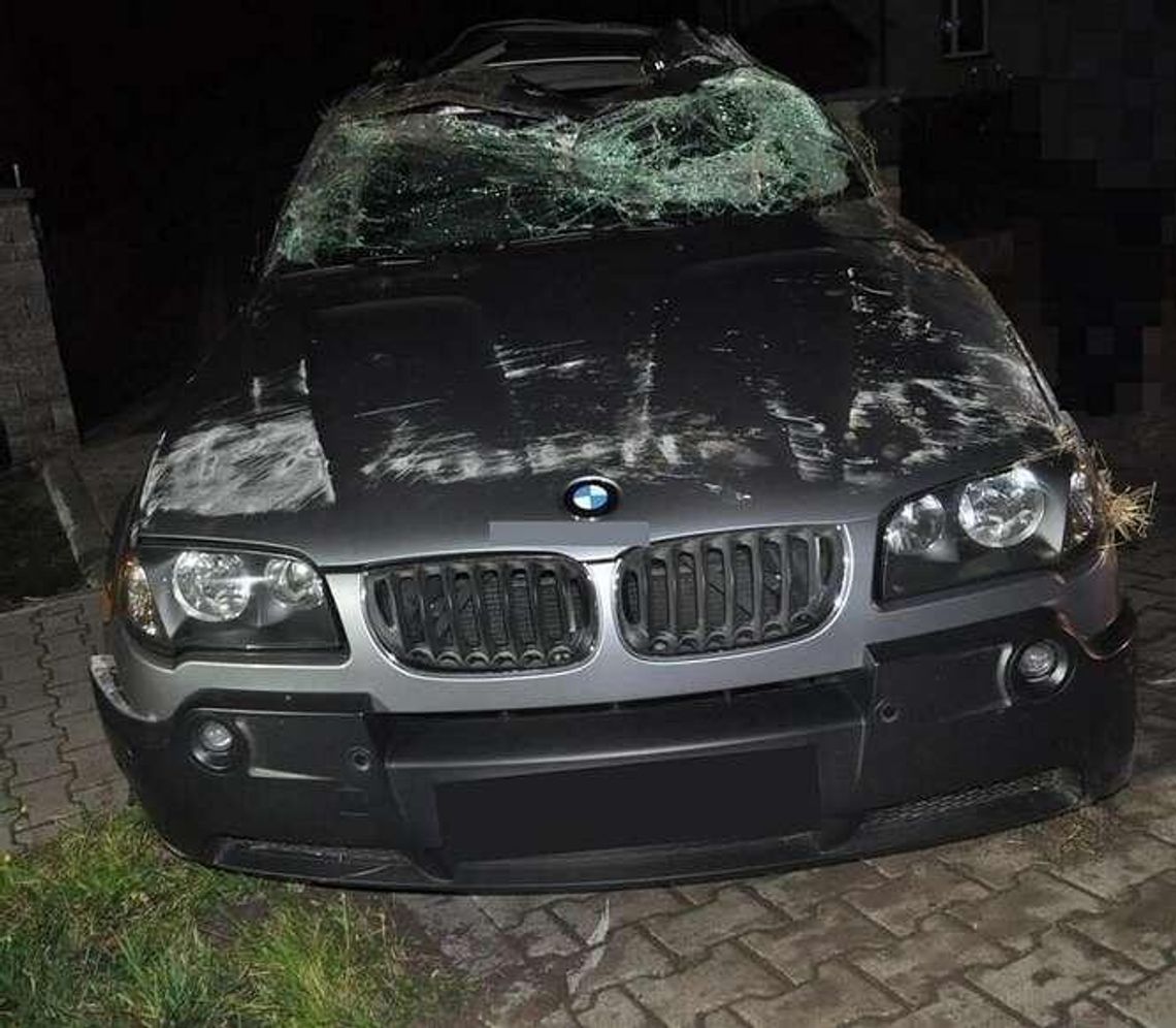 DK2: BMW dachowało na chodniku, kierowca nie żyje [zdjęcia]