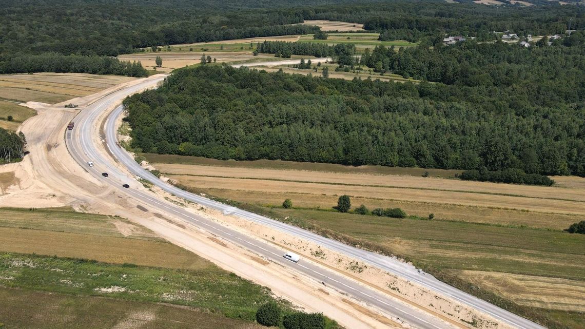 DK74 wyjeżdża z ziemi