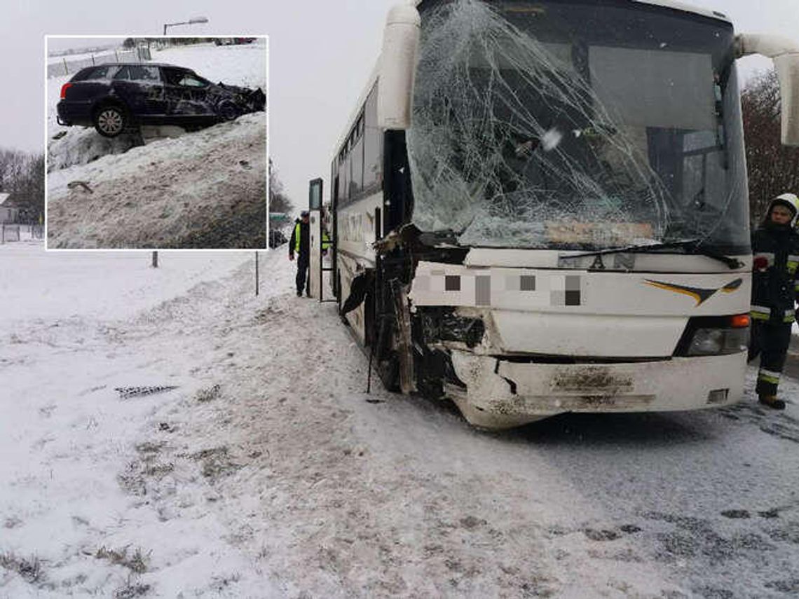 DK82: Autobus zderzył się z toyotą, duże utrudnienia drogowe [zdjęcia]