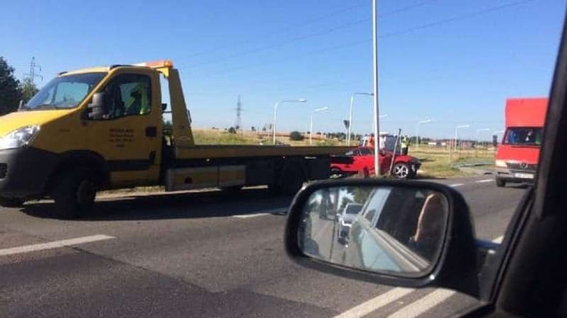 DK82: Samochód wypadł z jezdni i wpadł do rowu DK82: Samochód wypadł z jezdni i wpadł do rowu