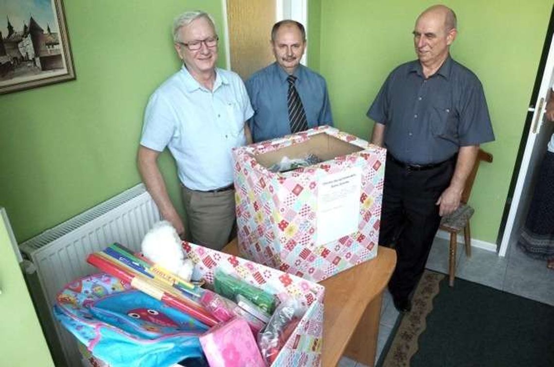 Dla maluchów na rok szkolny. Przybory szkolne zbierali na dworcu Dla maluchów na rok szkolny. Przybory szkolne zbierali na dworcu
