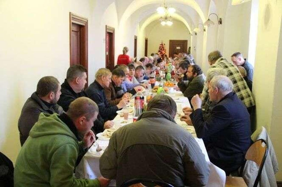 Dla nich to jedyna szansa na wigilijny posiłek. Spotkanie w bialskim Caritasie