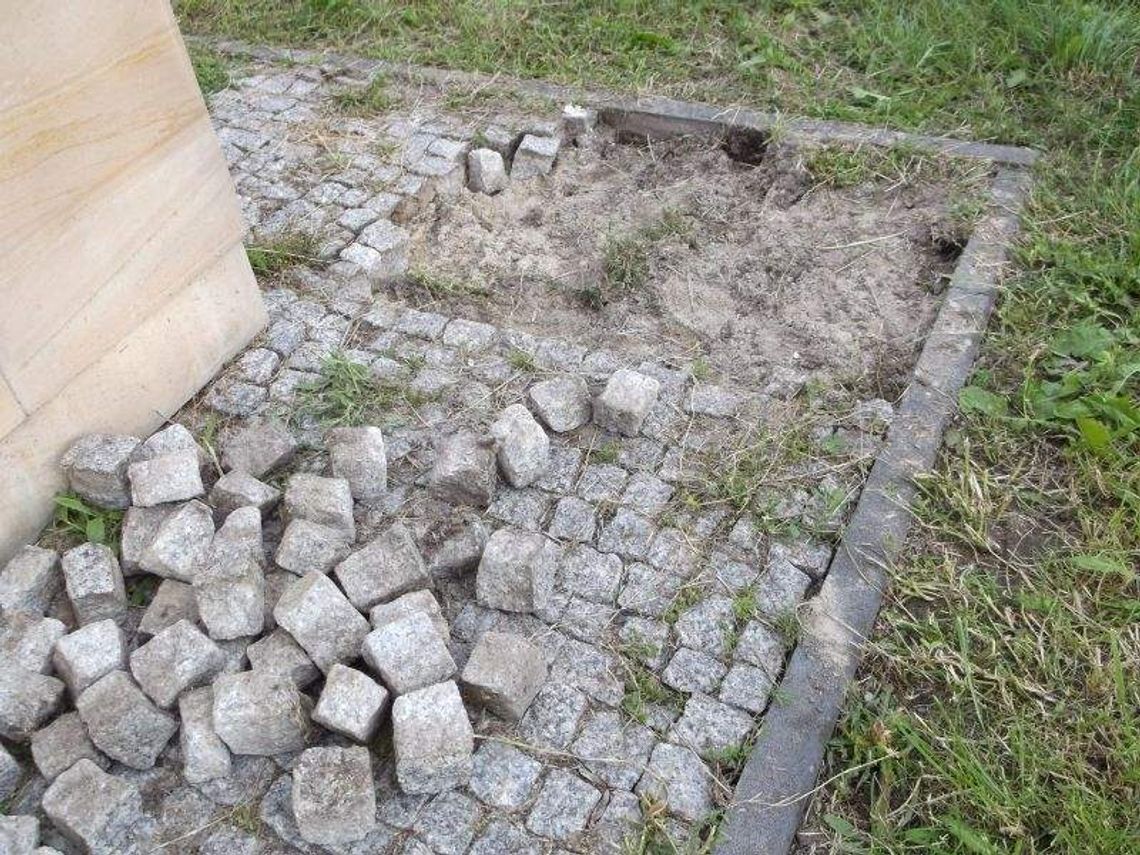 Dla zabawy zniszczyli chodnik