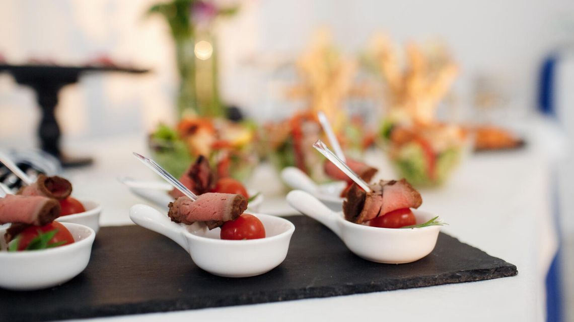 Dlaczego coraz więcej osób decyduje się na catering podczas imprez okolicznościowych?