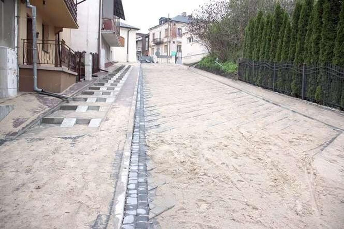 Dlaczego kostka zniknęła i została zastąpiona inną? Chodzi o bezpieczeństwo Dlaczego kostka zniknęła i została zastąpiona inną? Chodzi o bezpieczeństwo