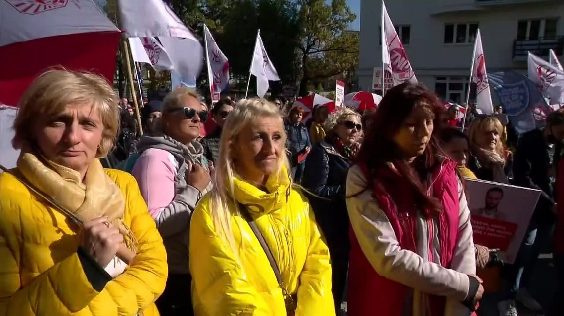 Dlaczego nauczyciele z regionu pokazują czerwoną kartkę ministrowi Czarnkowi?