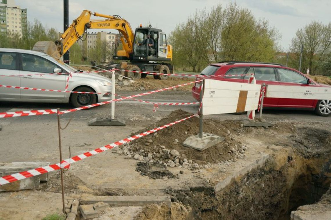 Dlaczego prują całkiem dobry asfalt na ul. Jana Pawła II? Dlaczego prują całkiem dobry asfalt na ul. Jana Pawła II?