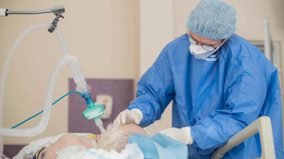 Dlaczego ten wirus mutuje? Bo za słabo z nim walczymy