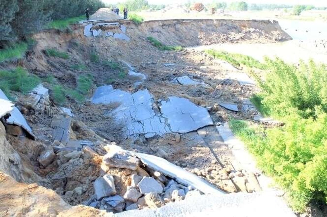 Dlaczego zniknęła droga? Obarczają winą kopalnię piasku