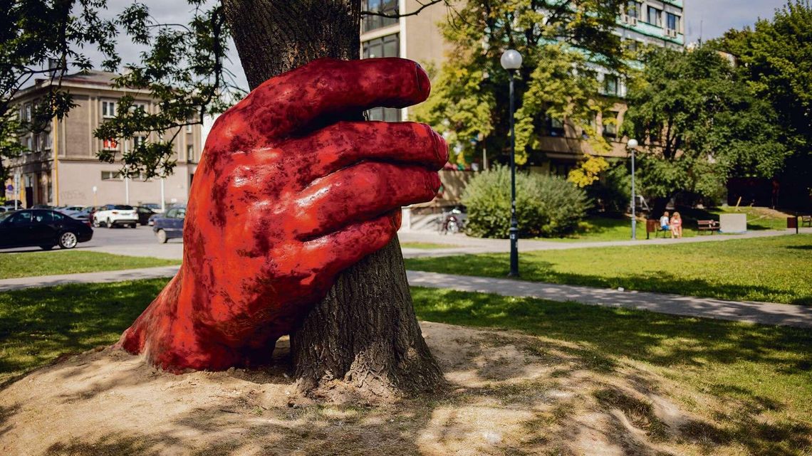 Dłoń trzymająca drzewo. Nietypowa instalacja w Lublinie Dłoń trzymająca drzewo. Nietypowa instalacja w Lublinie