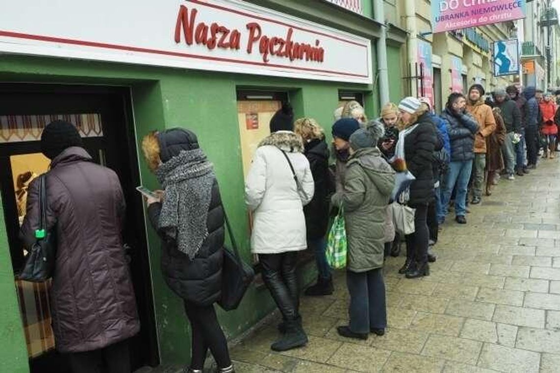 Długa kolejka po pączki w Lublinie. Dzisiaj Tłusty Czwartek! [zdjęcia]