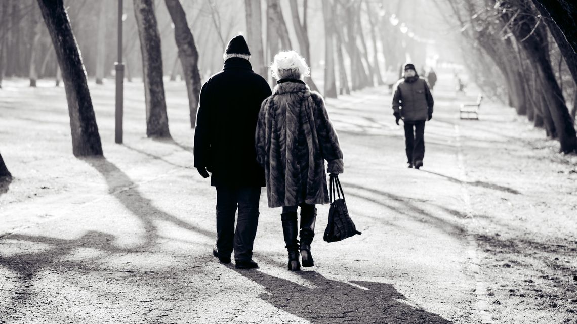 Długi emerytów: dziadek za wnuczka, wnuczek na babcię