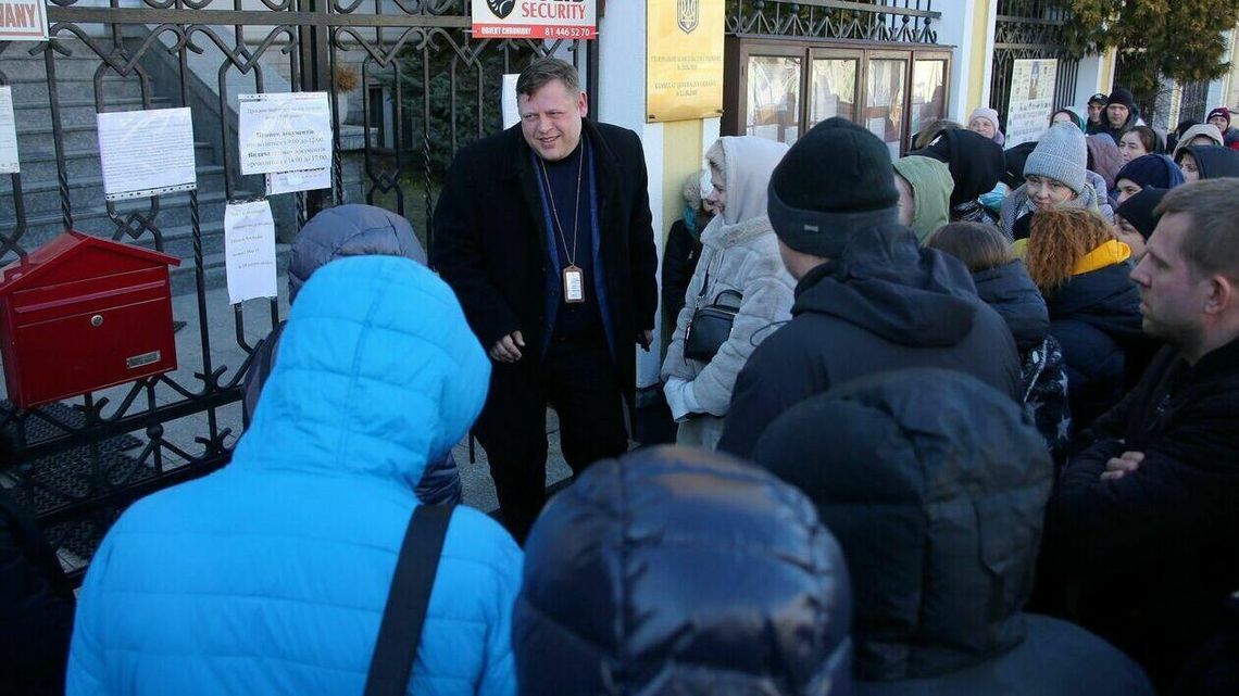 Długie czekanie na mrozie przed ukraińskim konsulatem. Pomógł ksiądz