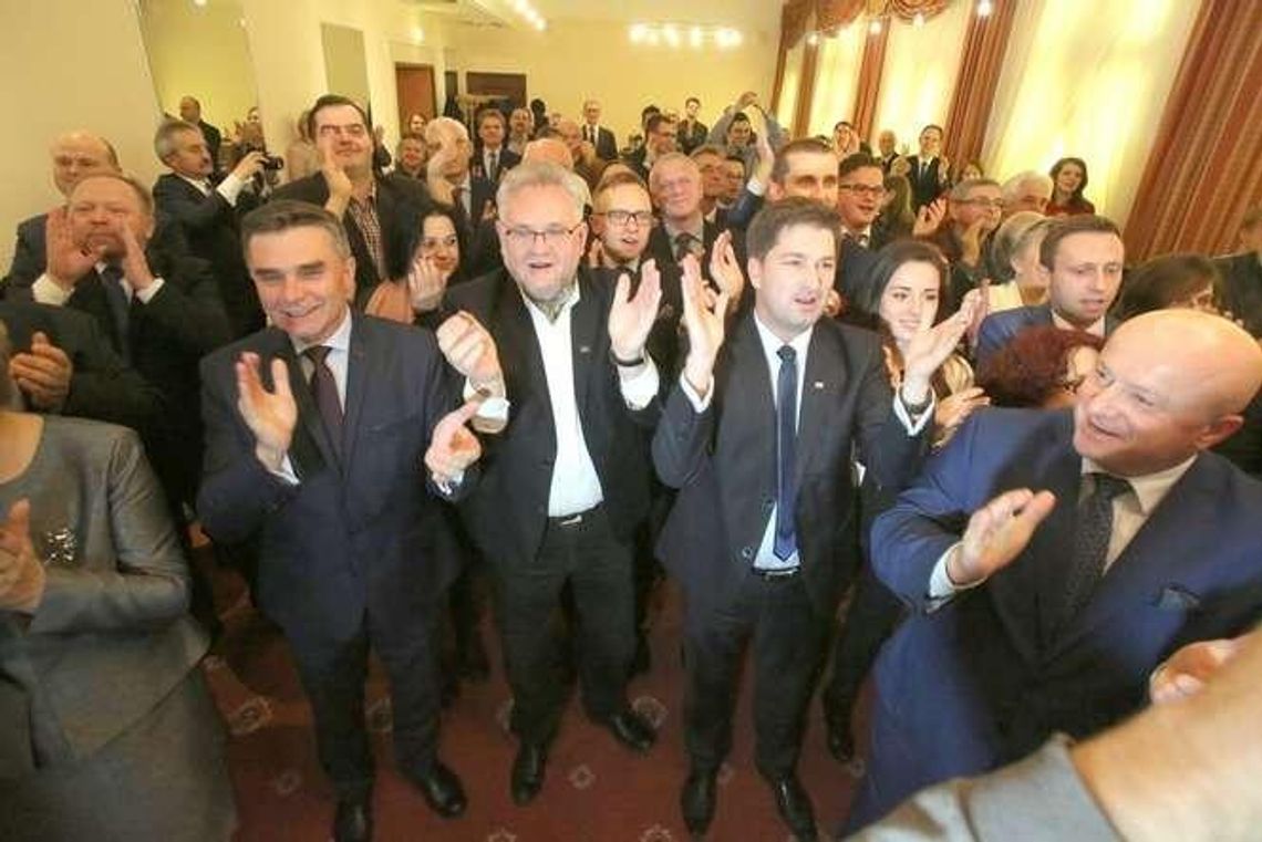 Długie kolejki po legitymację partyjną PiS. "Każdego dokładnie weryfikujemy" Długie kolejki po legitymację partyjną PiS. "Każdego dokładnie weryfikujemy"
