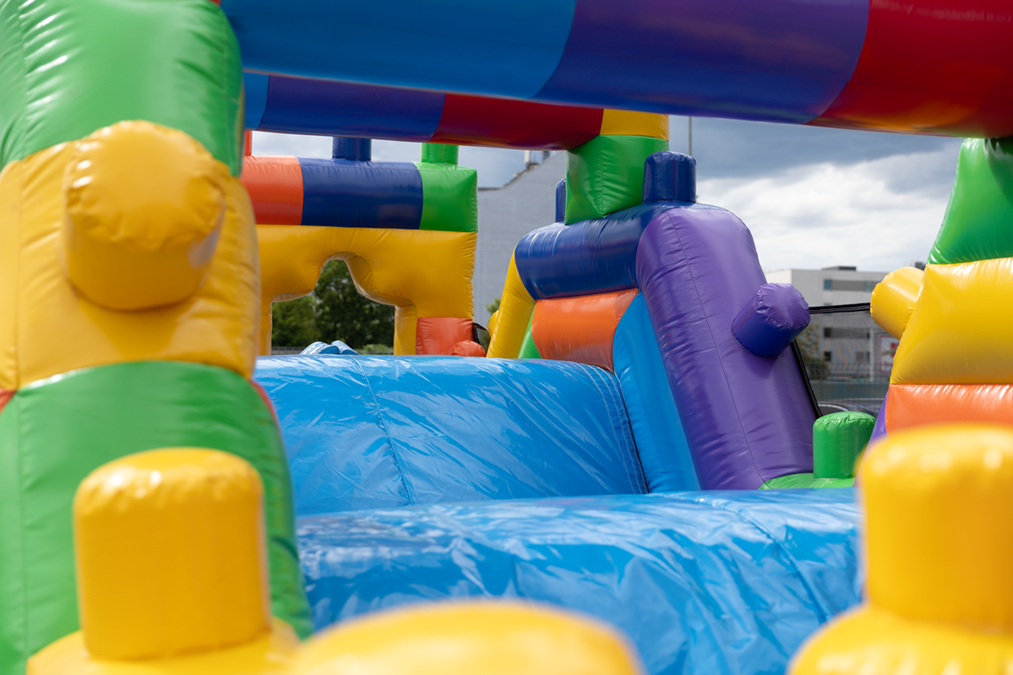 Dmuchańce ślubne – jak zbudować ofertę premium na wesela i przyjęcia plenerowe Dmuchańce ślubne – jak zbudować ofertę premium na wesela i przyjęcia plenerowe