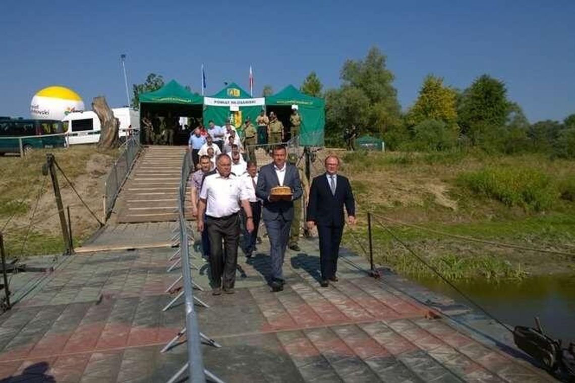 Dni Dobrosąsiedztwa. Most pontonowy połączył Polskę z Ukrainą (zdjęcia) Dni Dobrosąsiedztwa. Most pontonowy połączył Polskę z Ukrainą (zdjęcia)