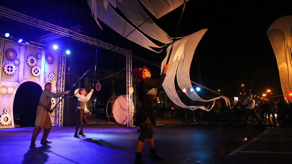 Dni Puław: występ ulicznego teatru i pokaz multimedialny (zdjęcia)