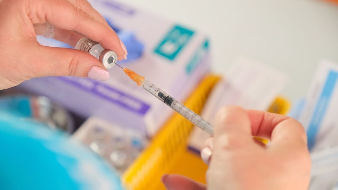 Do 1 marca muszą się zaszczepić. Ministerstwo wyjaśnia, co będzie jeśli tego nie zrobią