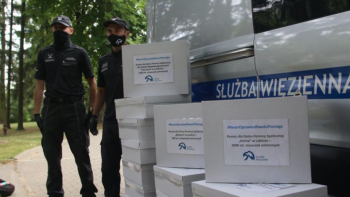 Do lubelskich DPS-ów trafiło 10 tys. maseczek. Uszyli je więźniowie [zdjęcia]