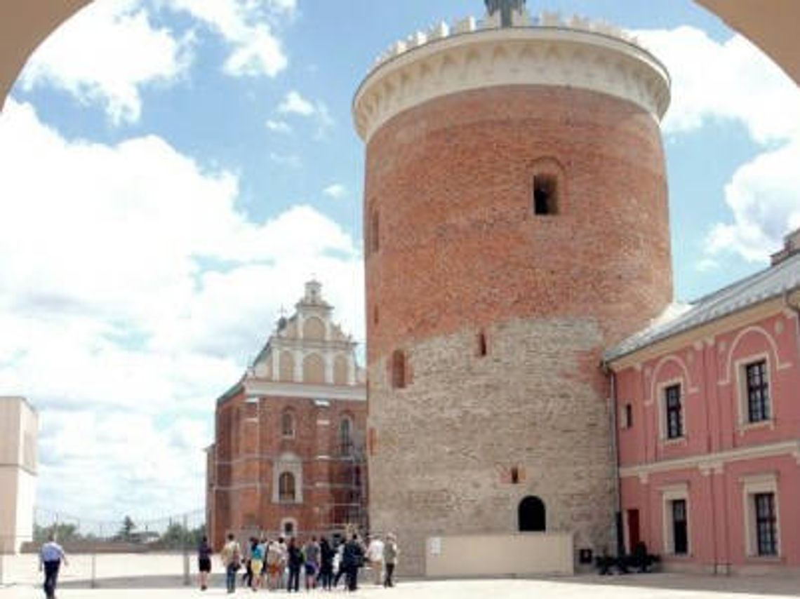 Do Muzeum Lubelskiego w dzień i w nocy
