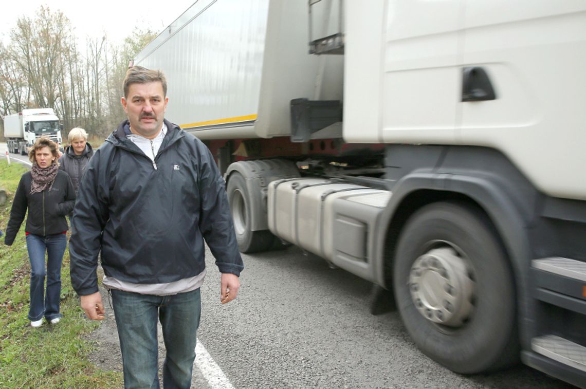 Do pracy i szkoły wzdłuż ruchliwej drogi. \"Mamy czekać aż ktoś tutaj zginie?\"