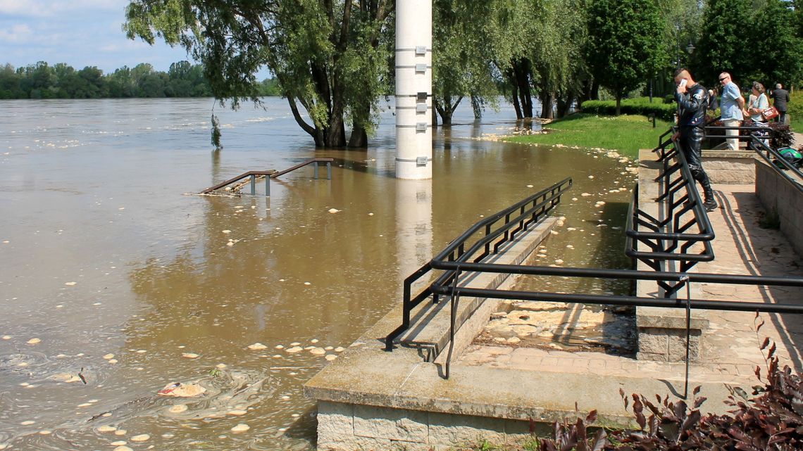 Do Puław zbliża się fala wezbraniowa, Wisła zalewa bulwar i okolice portu [zdjęcia]
