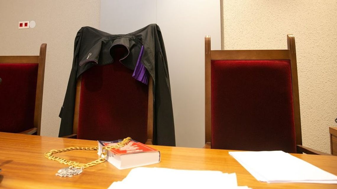 Do sądu najlepiej dzwonić lub pisać. Kolejne apele o ograniczenie kontaktów