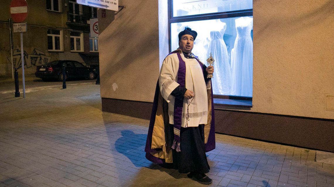 "Do samego końca. Mojego albo jej". Rozmowa z księdzem, który modli się na ulicach w centrum Lublina "Do samego końca. Mojego albo jej". Rozmowa z księdzem, który modli się na ulicach w centrum Lublina