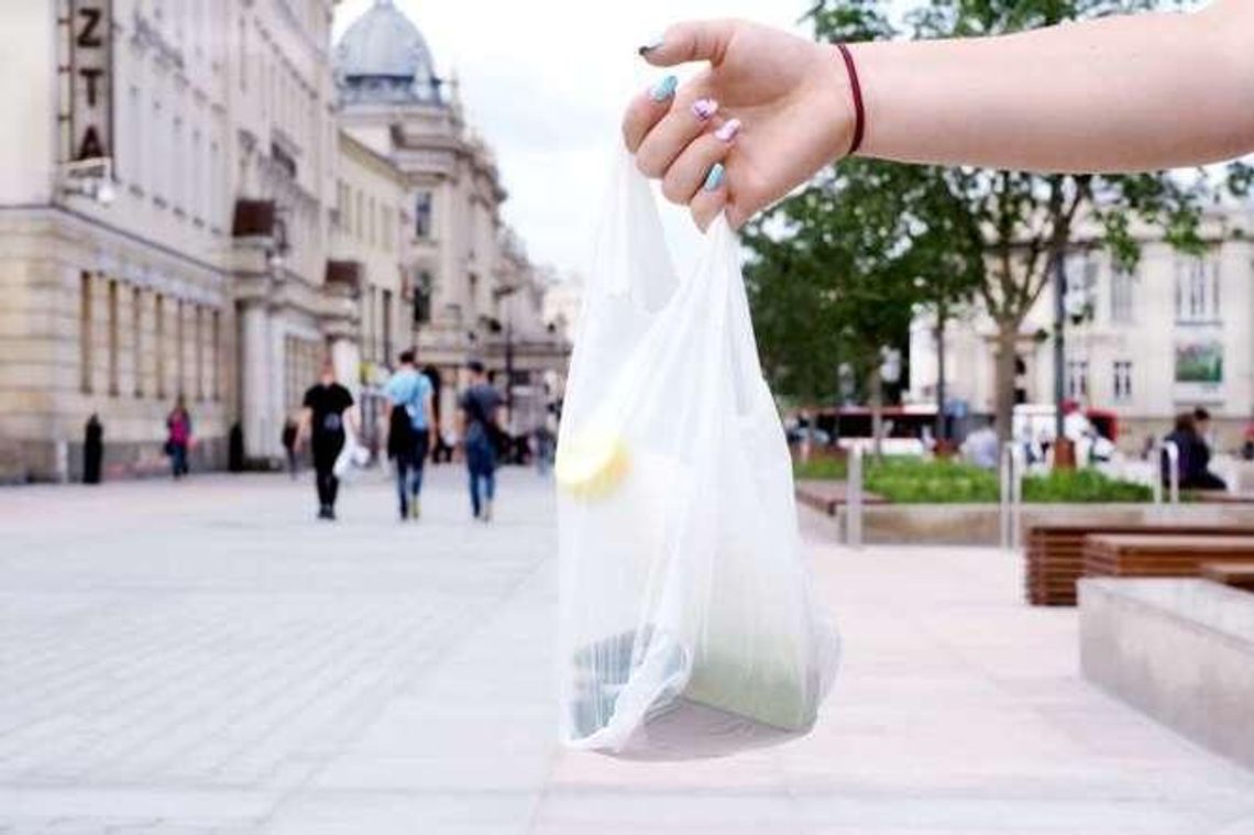 Do sklepu ze swoją siatką. Bezpłatne reklamówki znikną, albo będą bardzo drogie Do sklepu ze swoją siatką. Bezpłatne reklamówki znikną, albo będą bardzo drogie