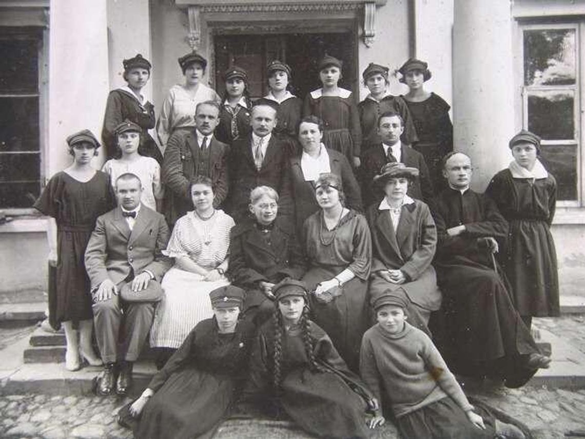 Do szkoły boso i z ochotą. O początkach szkolnictwa